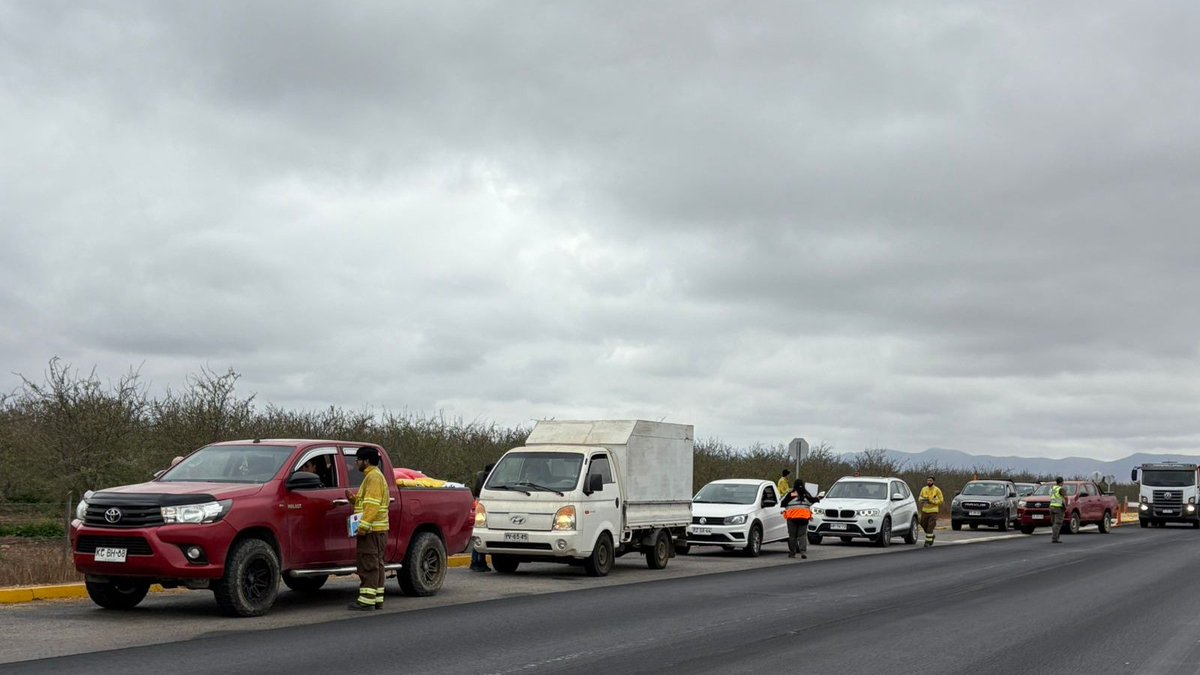 conaf_coquimbo's tweet photo. 📍#OVALLE | Dos operativos carreteros realizó el equipo de #CONAF Coquimbo.
Las actividades se desarrollaron en el sector Parque Inglés y en el cruce San Julián. Ambos sectores con #incendiosforestales reiterados.
Participaron Delegación, #OS5 de Carabineros y el municipio. https://t.co/h4XKD49L9k