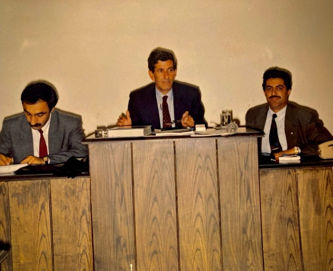 M_F_ATALAY's tweet photo. @BingolOnline Rahmetli Selahattin Kaya bir meclis toplantısında. Sağındaki Başkan Vekili Mustafa Kurban, solundaki ise dönemin Milli Eğitim Müdürü Osman Önalan. Bu resim o günün şartlarında, kurumlar arasındaki işbirliğine güzel bir örnek olsa gerek... https://t.co/j1kCwVM3T3