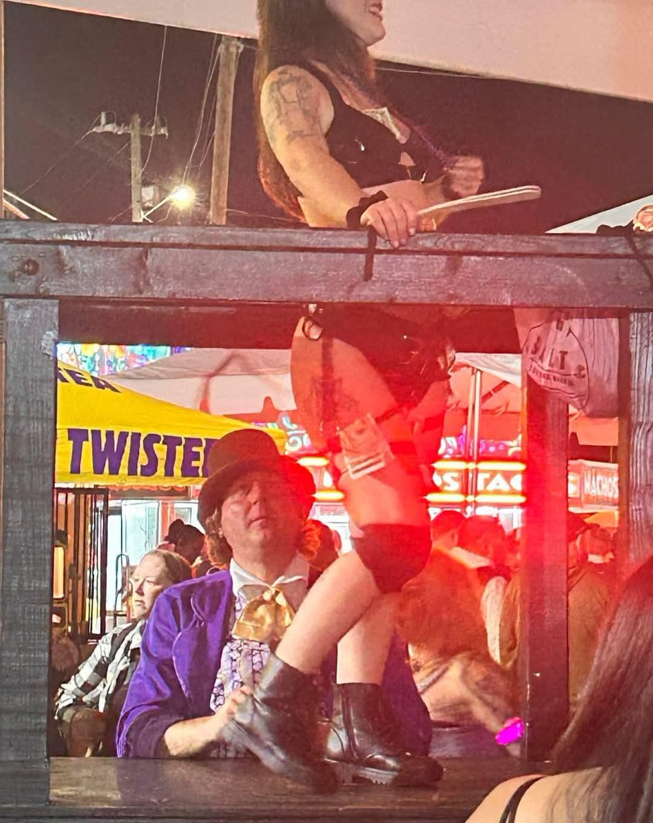 Willy Wonka hechando un vistazo a la fábrica de chocolate 🍫