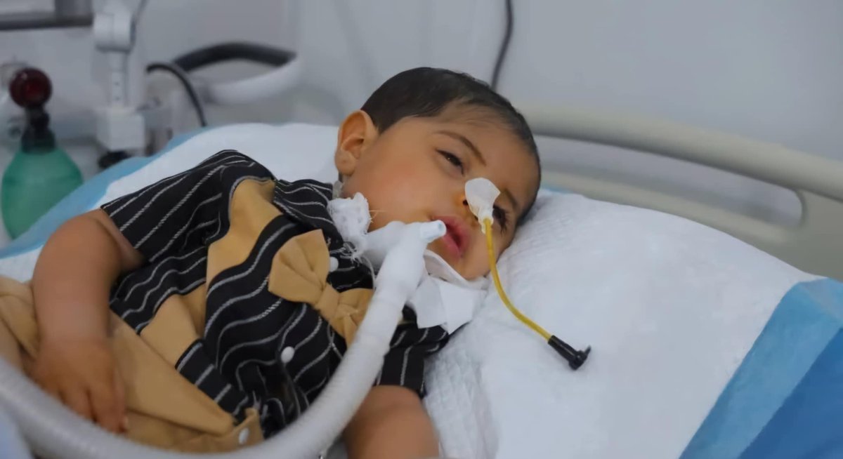 لا أعرف أمير دولة قطر، سمو الأمير تميم بن حمد آل ثاني، ولا أملك أي تواصل مباشر أو غير مباشر معه، ولكنني قررت أن أتوجه إليه بمناشدة إنسانية، أتمنى أن تصله.
هذه الصورة هي لملاك يمني، طفل يدعى مجد ثروت عبدالله عنبول، يبلغ من العمر عام وخمسة أشهر يعاني من ضمور العضلات الشوكي – النوع