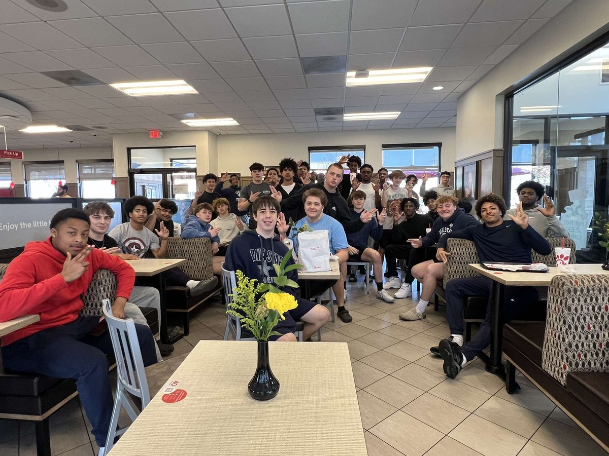 N_Stanley26's tweet photo. Team breakfast at Chick-fil-A to celebrate us finishing #rangermaker , time to start spring ball 🔥
@CoachJRayburn @twilsongog @drkharp @Brett_Gilchrist https://t.co/Wl3W1zC4sh