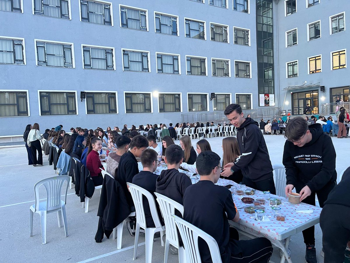 corlumakif's tweet photo. Okul bahçesindeki iftar programımız.@CorluMem @hete61 https://t.co/MDQH6K77Re