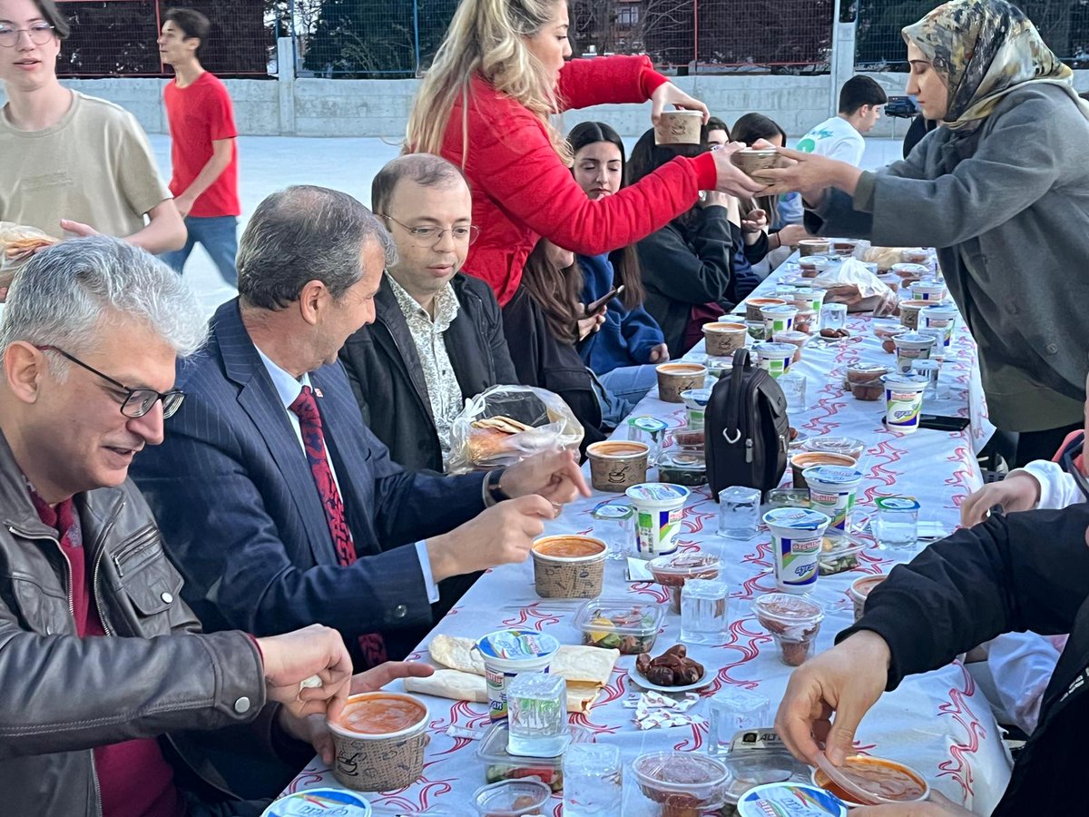 corlumakif's tweet photo. Okul bahçesindeki iftar programımız.@CorluMem @hete61 https://t.co/MDQH6K77Re