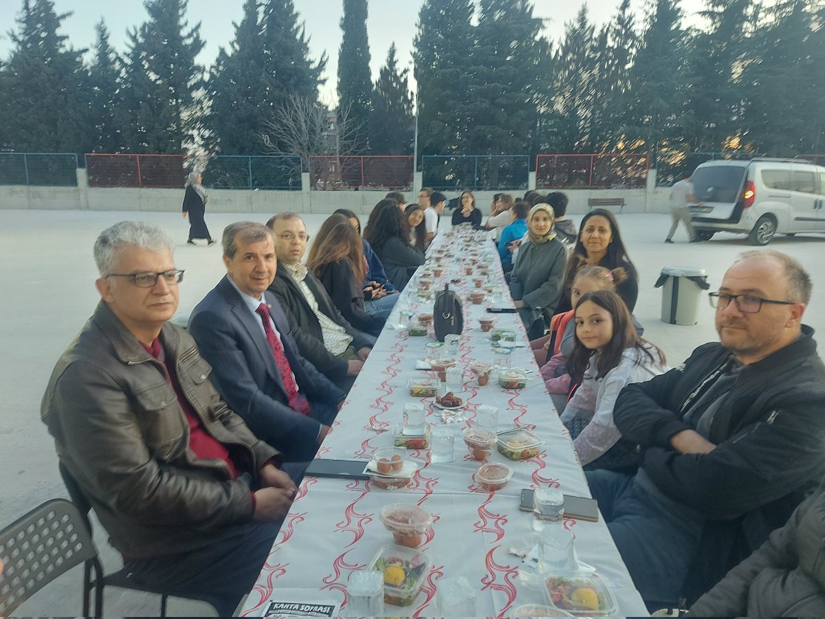 corlumakif's tweet photo. Okul bahçesindeki iftar programımız.@CorluMem @hete61 https://t.co/MDQH6K77Re