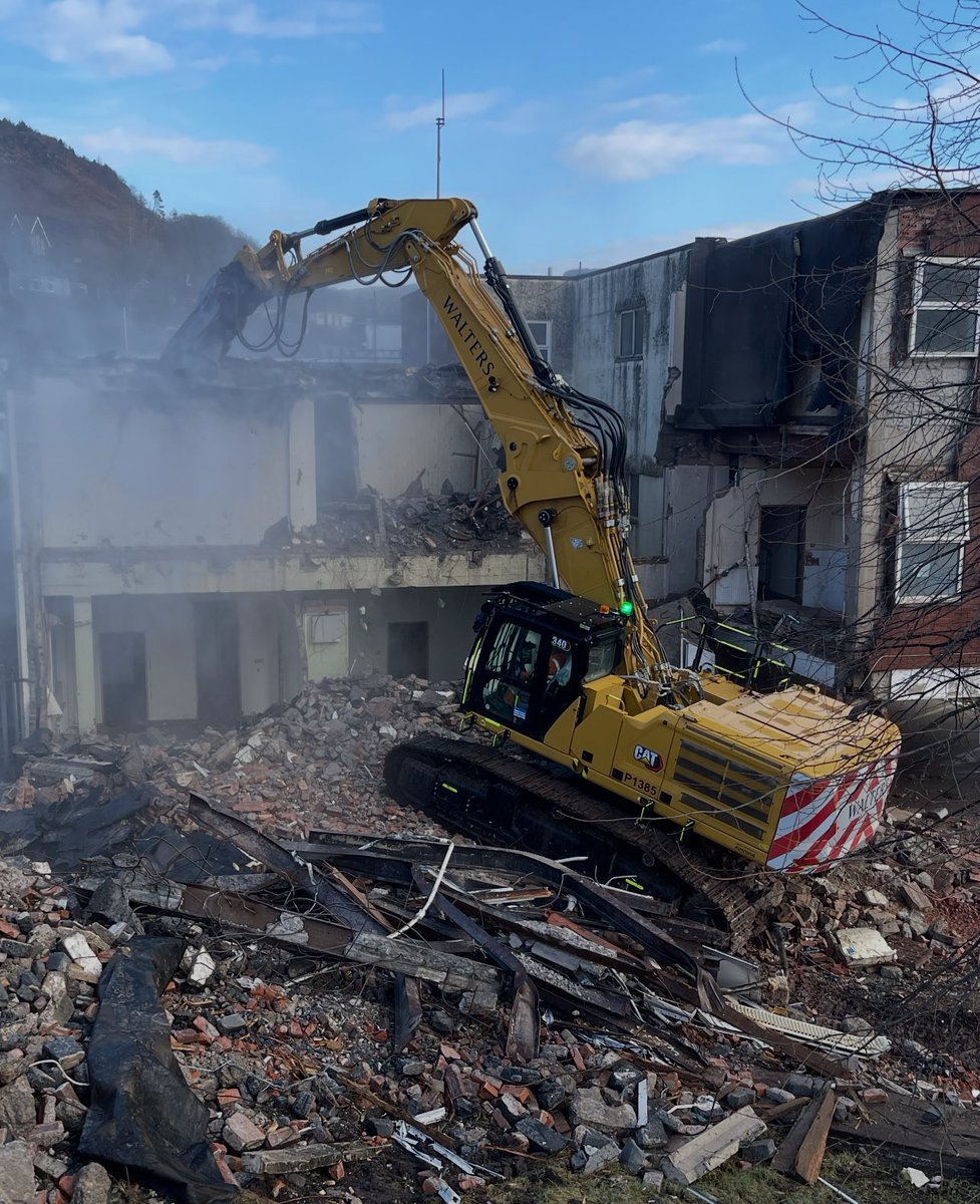 Our <a href="/CaterpillarInc/">CaterpillarInc</a> 340 demo rig getting the job done on a beautiful day in south wales today 👌💪 #demolition #teamwalters