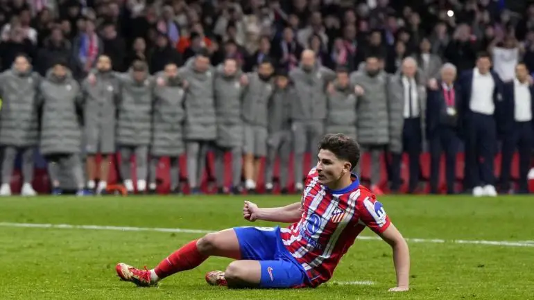 footballespana_'s tweet photo. 🗣️Szymon Marciniak on Julian Alvarez penalty controversy

"I informed the VAR there was a 99% chance Alvarez touched the ball twice, and they checked thoroughly. It’s absolutely false that Kylian Mbappe said anything to me about two touches." https://t.co/9e1QNukuWj