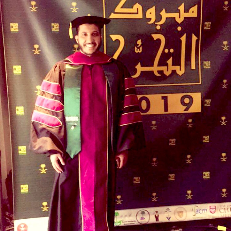 #ثريد قصة نجاح 

(1) 
من حلم طالب دكتوراه مبتعث في الولايات المتحدة الامريكية إلى مشروع وطني رائد.. 
كيف بدأت جمعية الاستثنائيين؟
في عام 2016، بدأت القصة من طالب دكتوراه سعودي يدرس "القيادة في التربية الخاصة" في مدينة شيكاغو الأمريكية. كان يعمل على مشروع يدمج ذوي الإعاقة مع