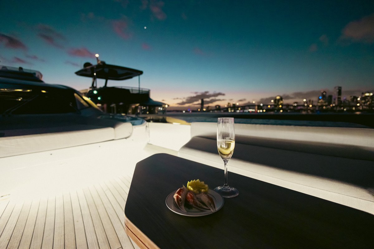 Tastetempus's tweet photo. Fresh, sweet, and tender Tempus Snow Crab will take your evenings to the next level. Paired with a glass of champagne or enjoyed on its own, it’s a true highlight at the dinner table.
#TempusQuality #Gourmet https://t.co/rDjp5eaB33