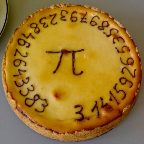 ¡Feliz día de las Matemáticas! Hoy toca recordar la importancia de esta ciencia aunque cada vez nos abstraigamos más de su aplicación. 

Se conmemora el n° π porque el físico Larry Shaw en 1988 tomó la fecha basándose en los 3 primeros dígitos de Pi (leídos en su forma inglesa).