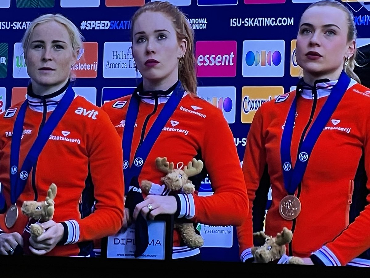dat zo’n topprestatie best wel een treetje hoger mag. Hoe raar een podium zonder niveau verschil. Dan ook maar allemaal een blikken medaille.