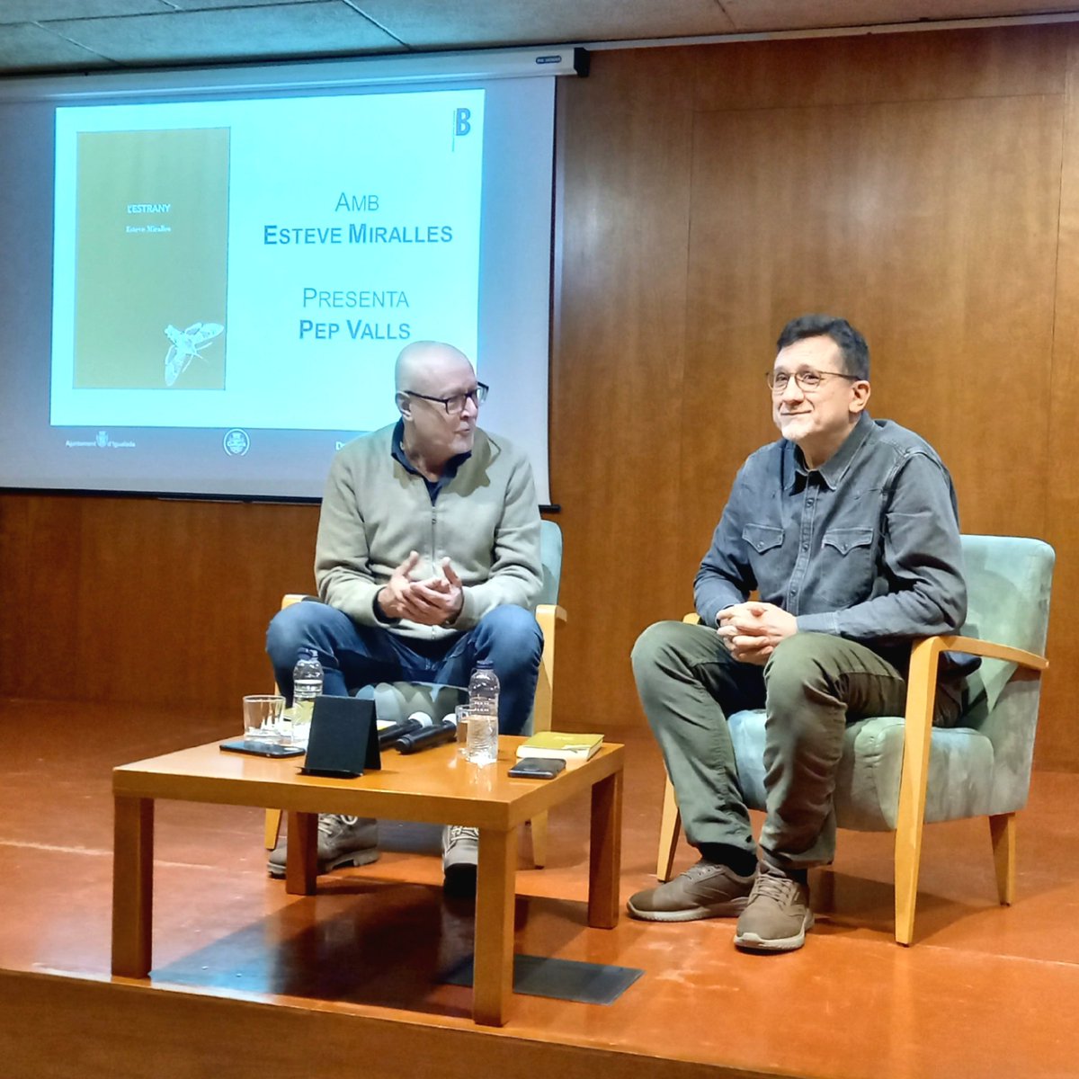 Pep Valls presenta L'ESTRANY d'<a href="/EsteveMiralles/">Esteve Miralles</a> a la Biblioteca d'Igualada