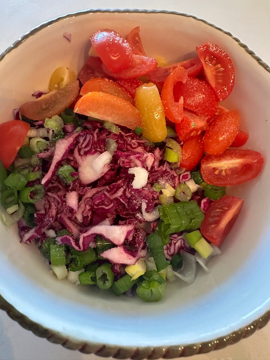 free_style_chef's tweet image. Salad time. Perfect snack.  

Purple cabbage, cherry tomatoes, &amp;amp; green onion dressed with lemon juice and salt. Crunchy and refreshing! 

#snacktime #salad #cabbage #lemon
