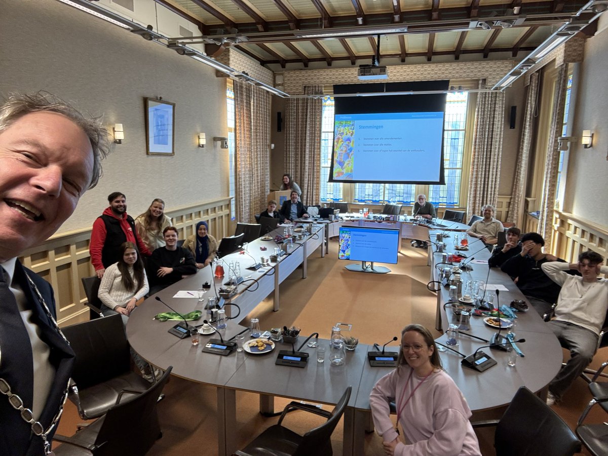 Deze week was klas 4 maatschappijkunde van de <a href="/waldheimmavo/">Waldheim</a> op bezoek in de raadszaal van <a href="/GemeenteBaarn/">Gemeente Baarn</a> Dit i.h.k.v  Klassenbezoek@Gemeentehuis van <a href="/ProDemos/">ProDemos - Huis voor democratie en rechtsstaat</a>. Super leuk om in gesprek te gaan met deze jongeren.
