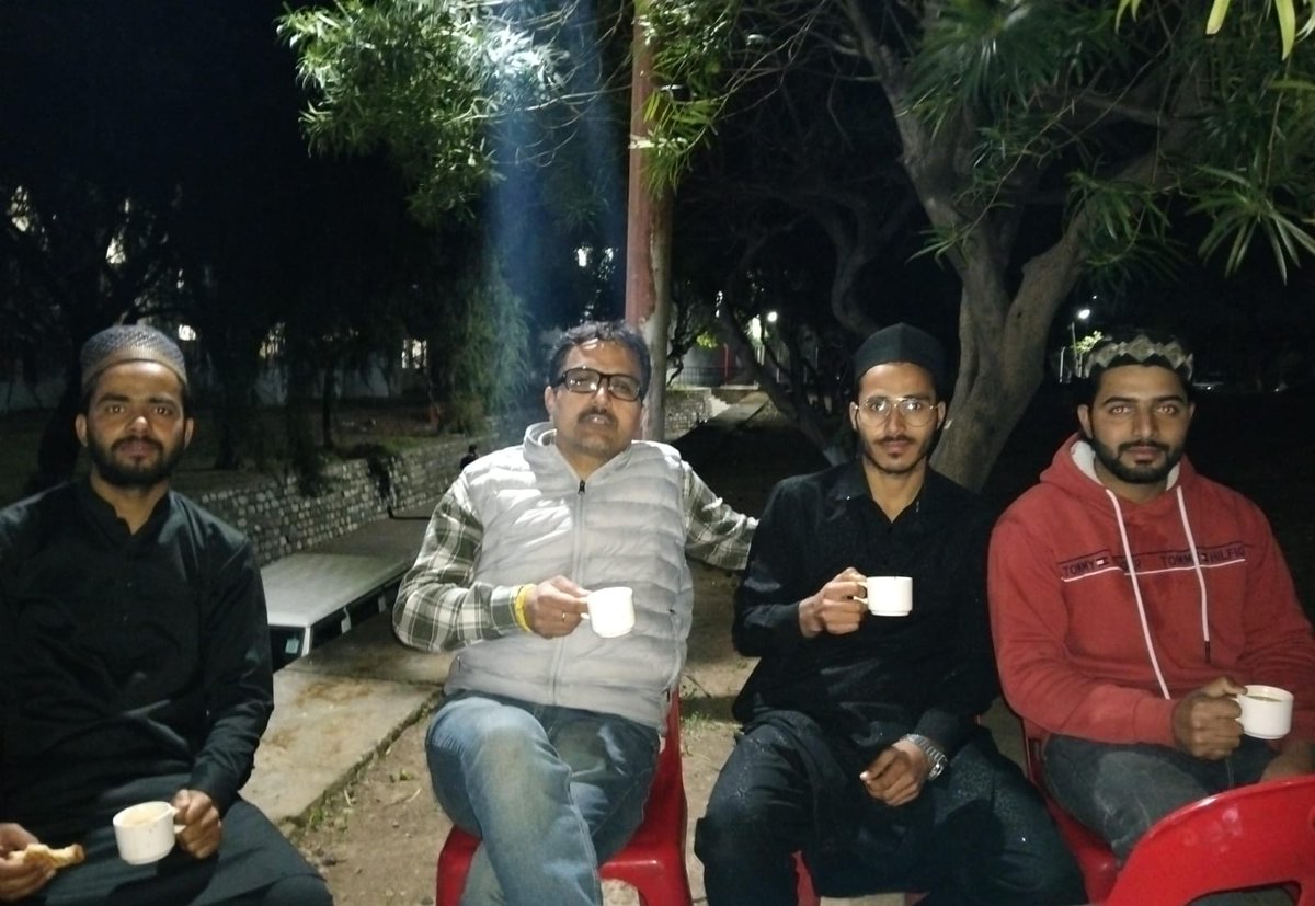 VashistVikshay's tweet photo. Dr. Vikas Sharma, former JURSEA President of Jammu University, met with scholars and students during Ramadan Iftari. He enjoyed a cup of tea while discussing various student-related issues.
@vikas_central 
@OmarAbdullah 
@JKNC_ https://t.co/mjpU2flbkt
