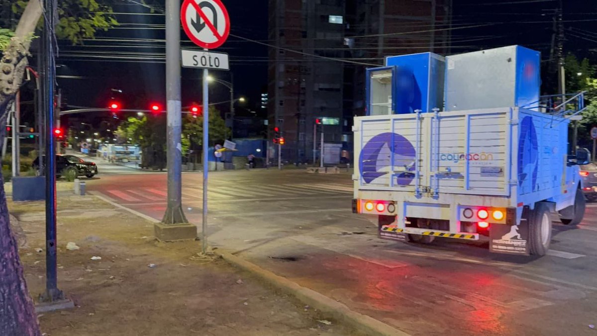 Liberamos la vía pública con nuestros dispositivos de recuperación de espacios. En esta ocasión, atendimos a solicitud de los vecinos la invasión de un camellón en avenida Copilco; donde había mobiliario de refrigeración e instalaciones eléctricas ilegales que generaban un alto