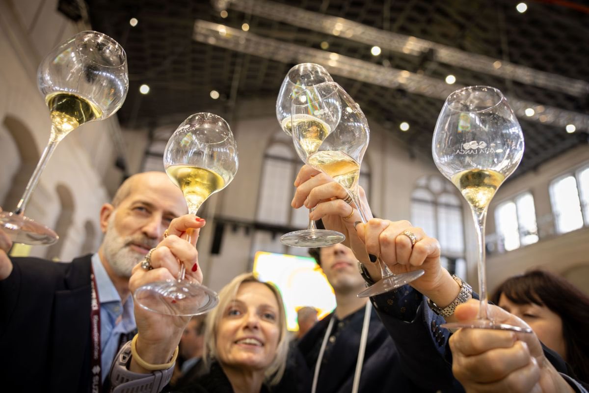WineNewsIt's tweet image. L’#AltaLanga #Docg, un “classico contemporaneo” nel #Piemonte, terra, non a caso, di grandi classici. Il racconto WineNews di uno dei #vini e dei #territori con il “vento in poppa”, con il Consorzio e i produttori delle “#AlteBollicinePiemontesi”, winenews.it/it/lalta-langa…