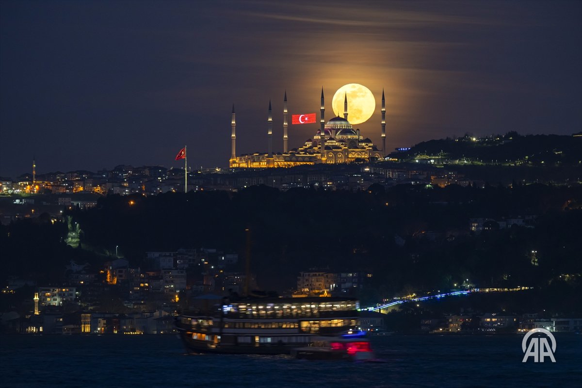 🌕 İstanbul’da dolunay, Büyük Çamlıca Camisi ile birlikte görüntülendi
