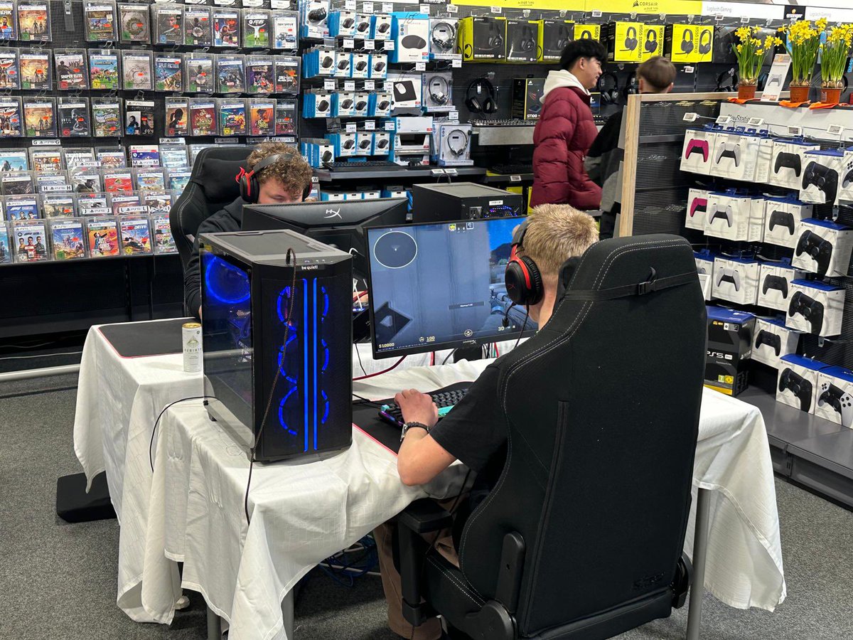 If you are from Germany, you can join us tomorrow and Sunday at our Beat the Pro Event with <a href="/EdwardCSGOD/">Ioann Sukhariev</a> , <a href="/HyperXDe/">HyperX DE</a> and Elektromarkt Enzinger in „Neuötting Bavaria“ 

If not … leave a like 😅