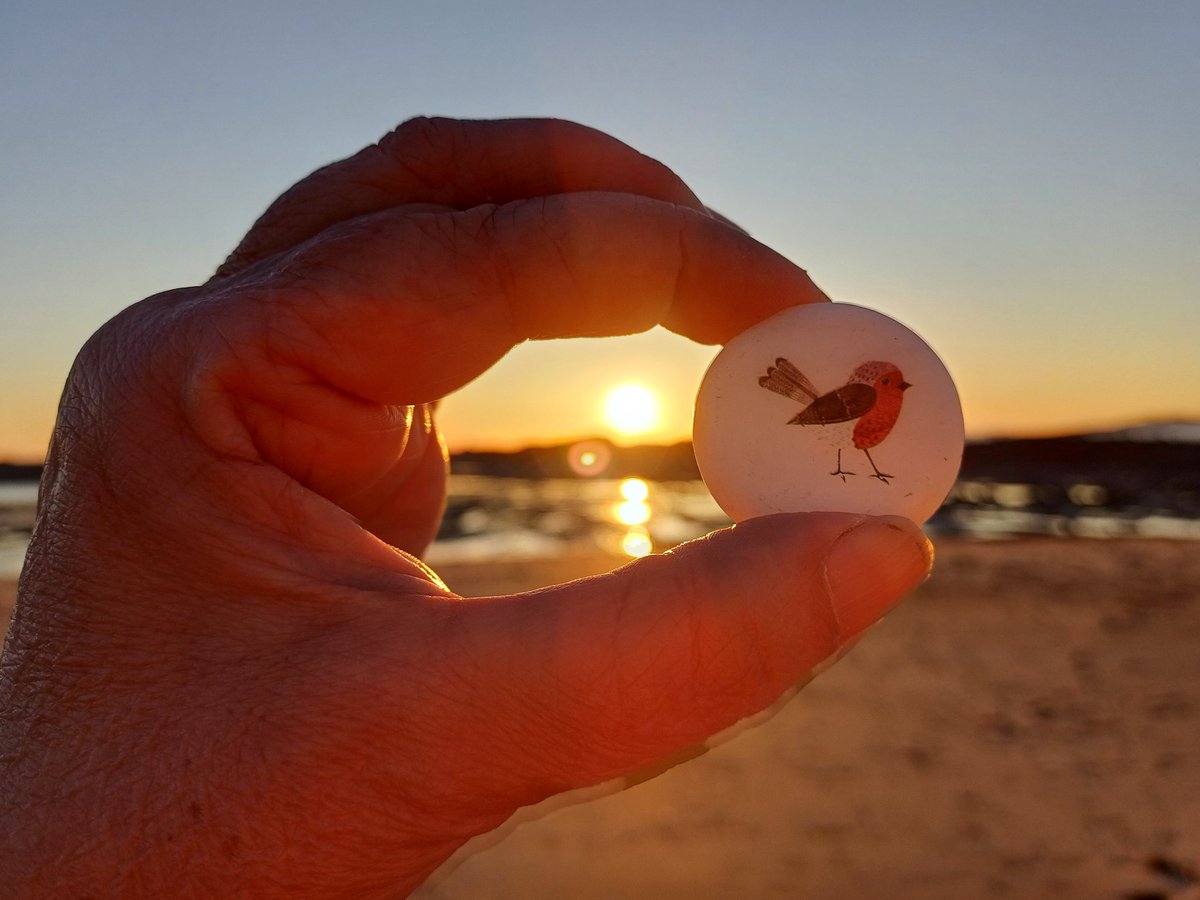 kendie's tweet image. Today is the 2nd anniversary of Mum passing away. I didn't want it to be a sad day as that's not what Mum would have wanted... so I came away to my happy place. A walk along the beach. Time to reflect and remember Mum ❤️ Thank you Mum for sending sunshine. #rememberingmum #mymum