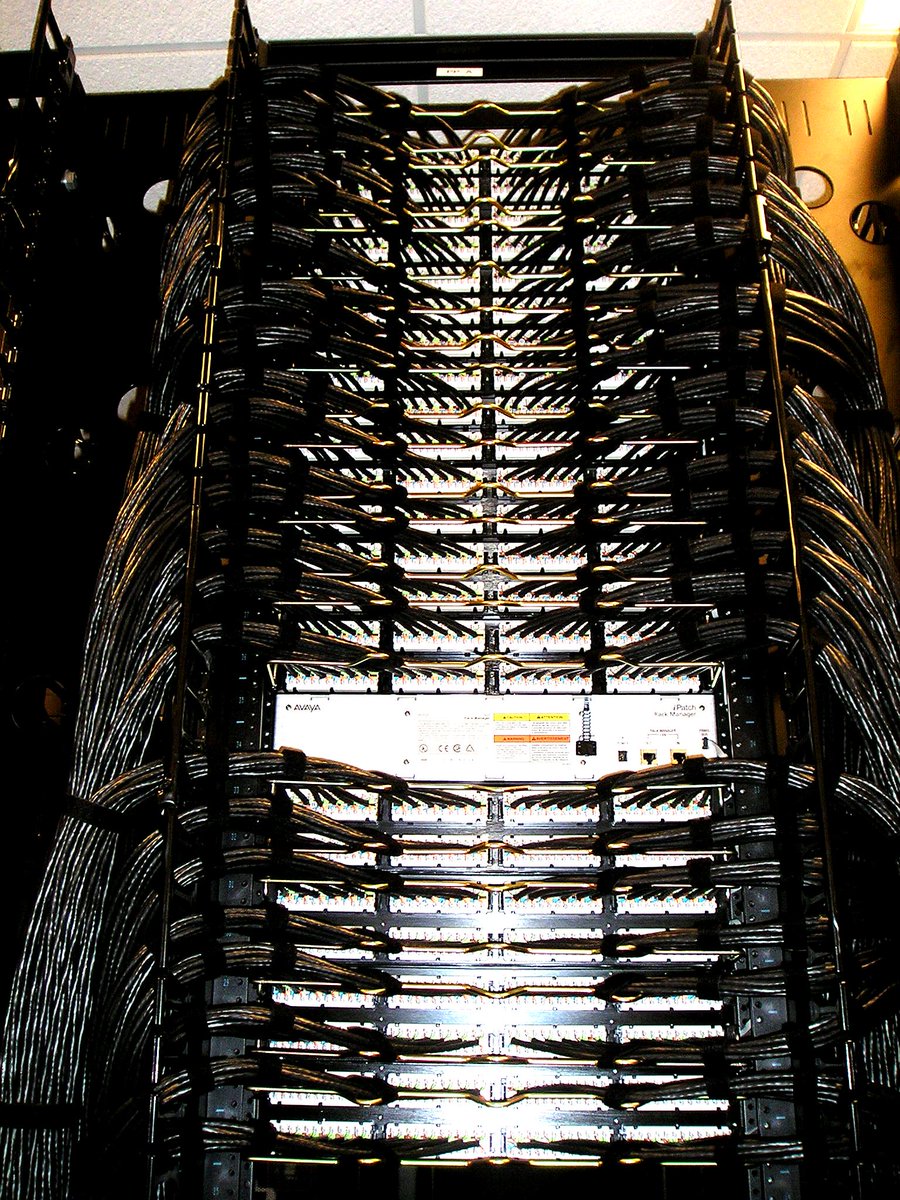 💭 How many hours do you think this took? Drop your guess below! ⬇️ #structuredcabling #cablingsolutionsgroup #teamcsg #CableManagement #PatchPanelGoals #NetworkInfrastructure #DataCabling #ServerRack #CleanInstall #LowVoltageLife