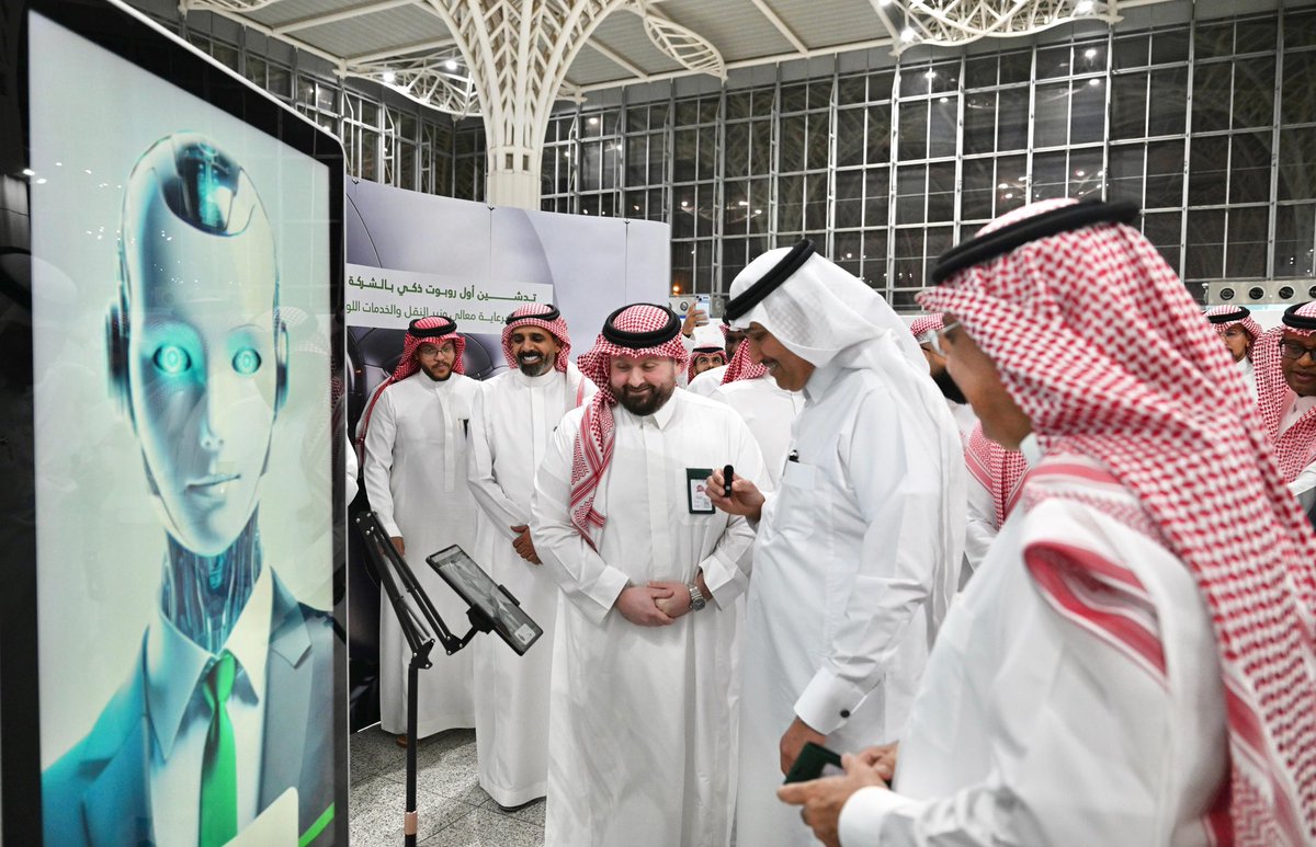 اطلعنا مع معالي وزير النقل والخدمات اللوجستية على الخدمات المقدمة للمسافرين وزوار #المدينة_المنورة بمطار الأمير محمد بن عبدالعزيز الدولي، كما سعدنا بتدشين أول موظف رقمي بالشركة السعودية للخدمات الأرضية؛ في خطوة تعكس التقدم في التحول الرقمي وتوظيف التقنية لتحسين تجربة السفر؛ وفق