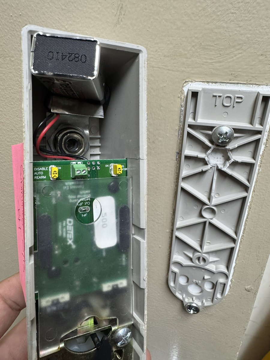 Someone got angy cause they didn’t have the key to swap the battery 😅I admire the commitment but lament the result 🤣

#JobFang