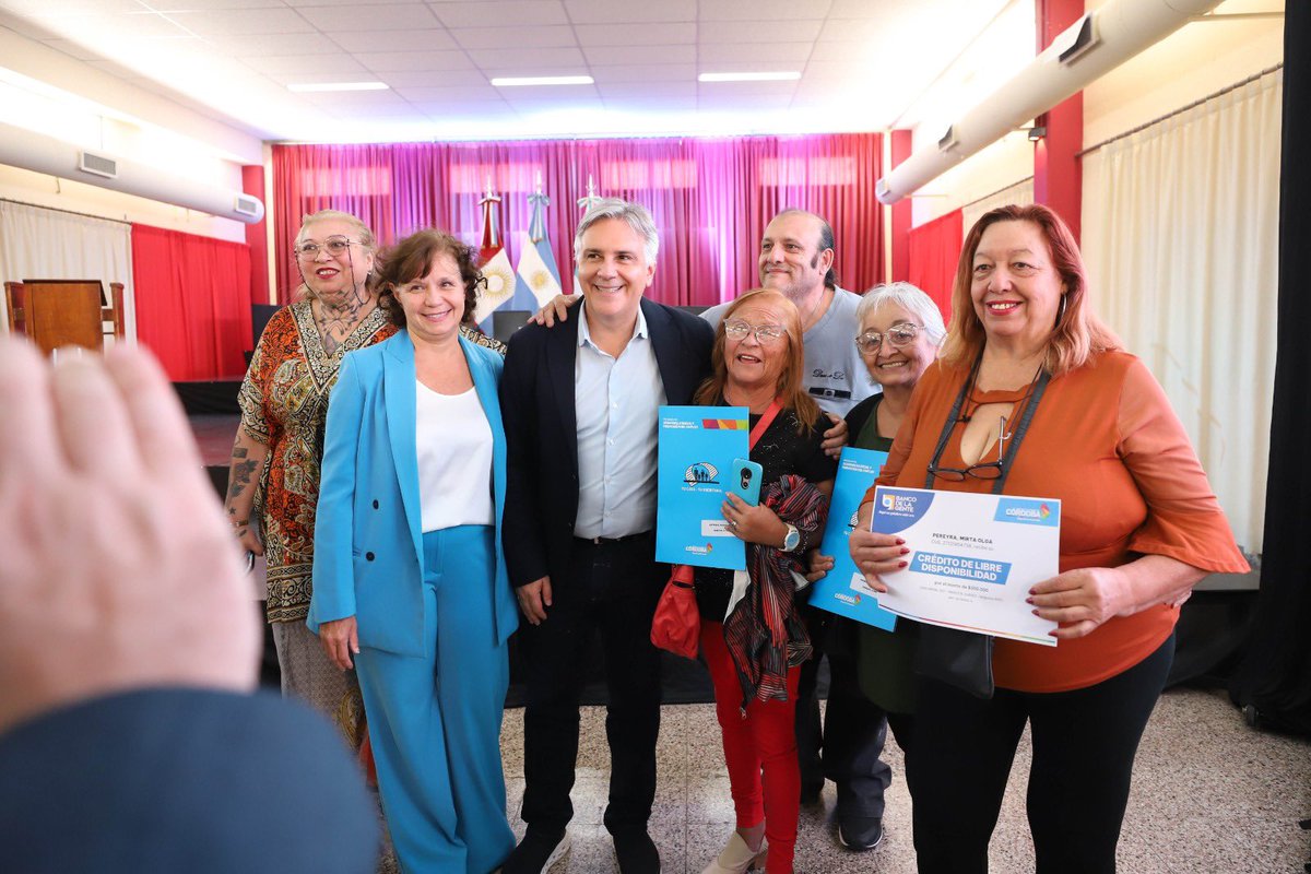 MartinLlaryora's tweet photo. También en #MarcosJuárez compartimos un hermoso momento con las familias de la localidad que en el marco del plan de viviendas recibieron las llaves de su nuevo hogar, cumpliendo así el sueño de la casa propia. 

Además, se otorgaron 41 escrituras del programa “Tu Casa, Tu Escritura” y  créditos del #BancoDeLaGente para seguir acompañando a los cordobeses con iniciativas y emprendimientos.

#SeguimosHaciendo #CórdobaNoPara