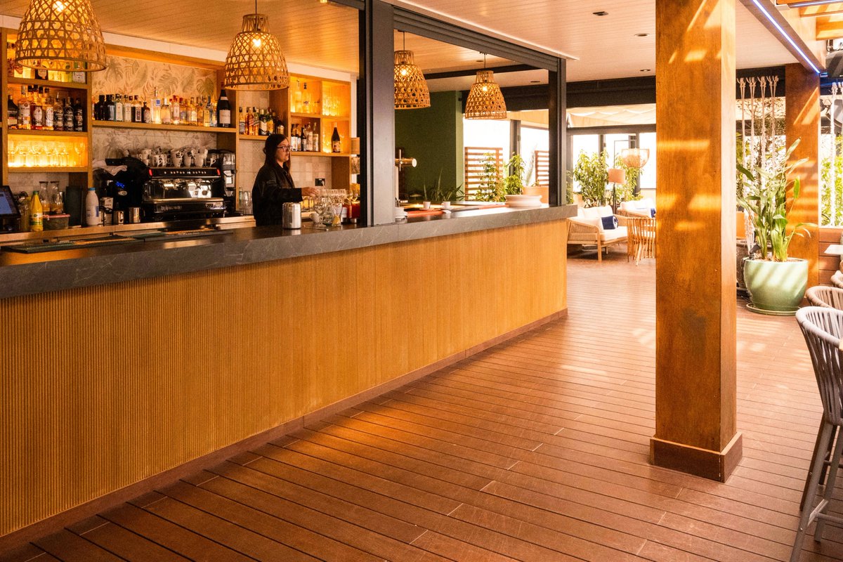 We’re proud to supply dassoCTECH bamboo flooring for Acai Beach Barcelona Restaurant that adds warmth and character to the space. Gentle flooring tones create an elegant, comfortable atmosphere perfect for the restaurant.