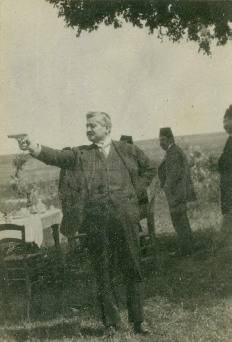 #BirTalatGiderBinTalatYetişir
Yatakta ölmek nasip olmayacak,
Varsın vursunlar,
Vatan benim ölümümle bir şey kaybetmez.
Bir Talat gider bin Talat gelir.