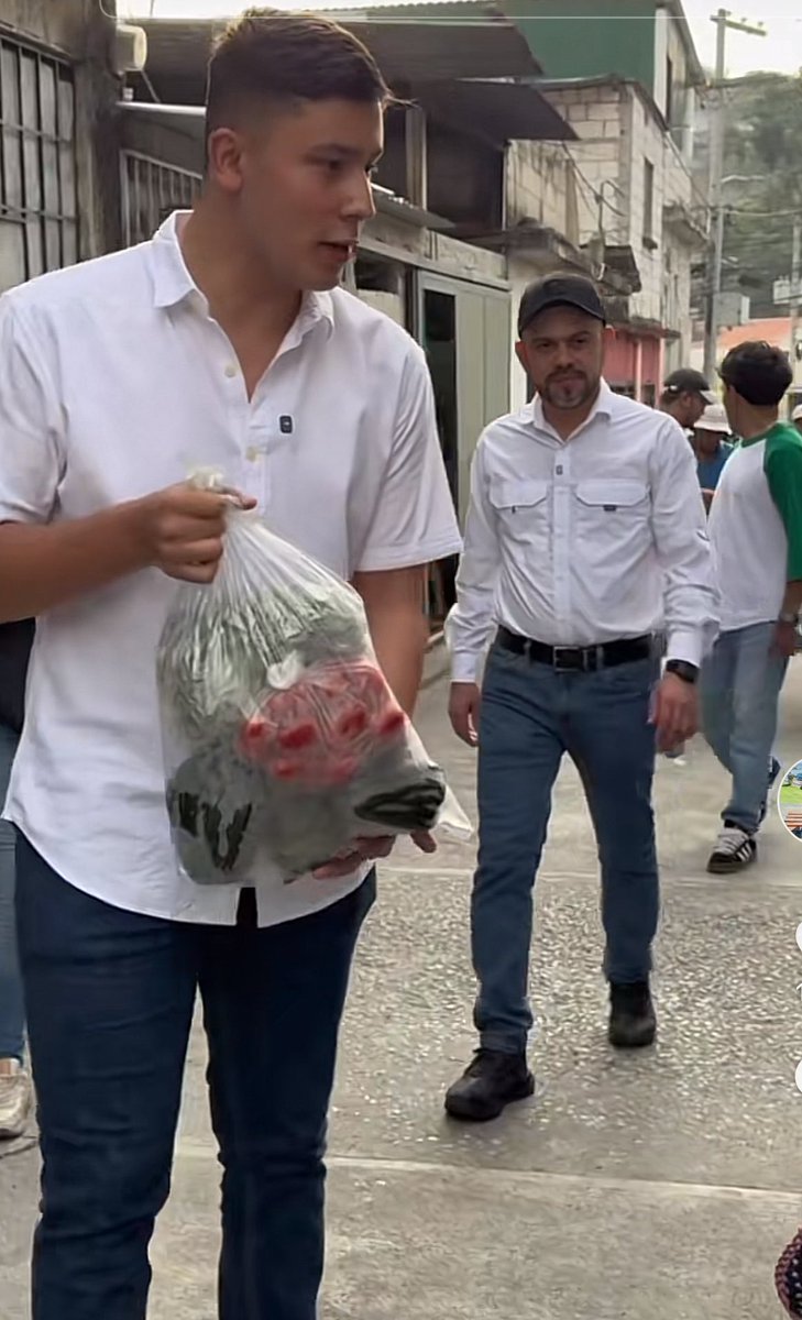 VivaArbenz's tweet photo. Empezó la campaña anticipada
El @PartidoValor busca hacerse además de con Villa Nueva y Petapa, ahora de Santa Catarina Pinula, con el otro hijo de Mynor Morales Chavez.  Todo esto dirigido por @elmer_palencia quien participa de entrega de bolsas de comida.
¿Y el @TSEGuatemala ? https://t.co/refthwXATK