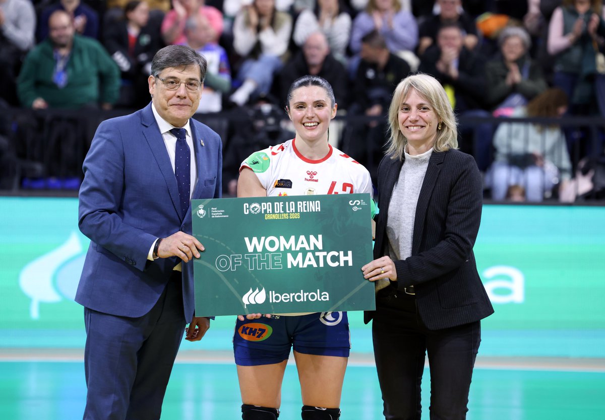 💚𝑴𝑽𝑷 <a href="/iberdrola/">Iberdrola</a> 💚

🥇 Cristina Polonio, de <a href="/BMGranollers/">BM Granollers</a>, ha sido nombrada la mejor jugadora en el encuentro ante <a href="/BMMorvedre/">#vamosMorvedre🖤♥️</a>. ¡ENHORABUENA! 👏

🤝 Entregaron la distinción Alba Barnusell, alcaldesa de Granollers; y Carlos Sainer, directivo de la RFEBM

➡️ <a href="/granollers/">Granollers</a> |