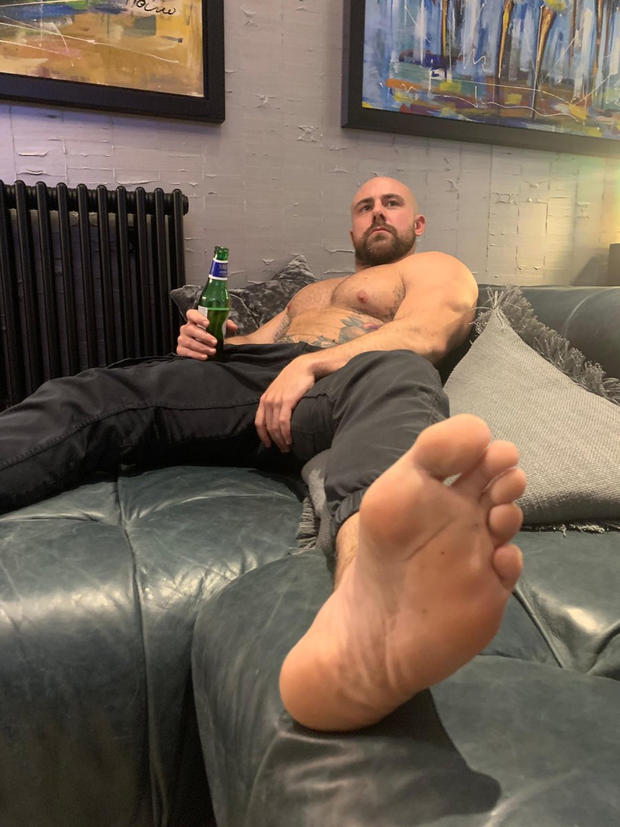 Here to take over with my feet. Step up and give in…

@thebritishbear1