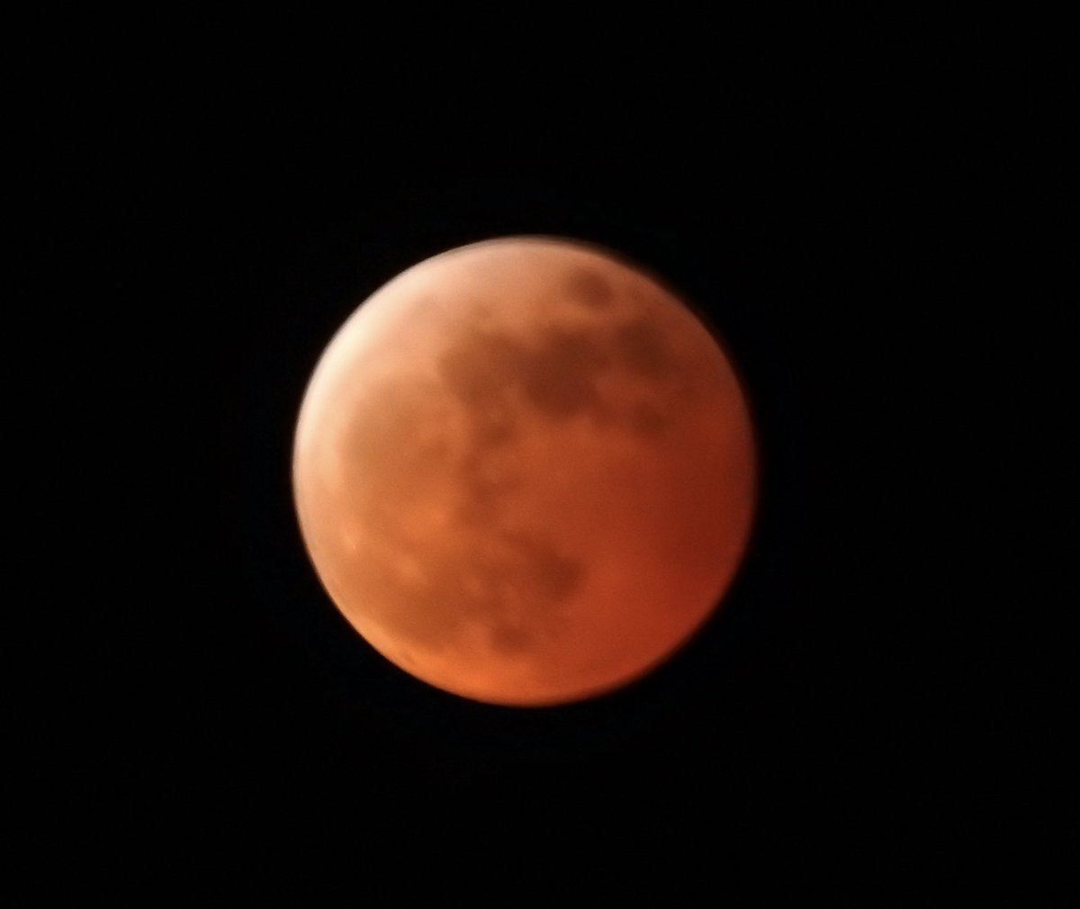 eviojanen's tweet photo. Blood moon ... https://t.co/R12t0Dpy8Y