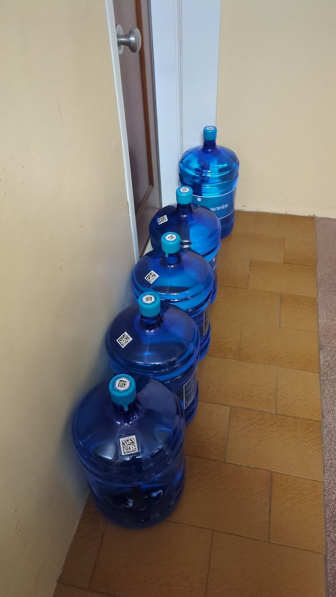 martaev85's tweet photo. @Aquaservice ¿Lo de dejarme 5 garrafas de agua en la puerta de casa sin tener ningún contrato con vosotros es una estrategia de marketing? https://t.co/7SvmHSDvdb