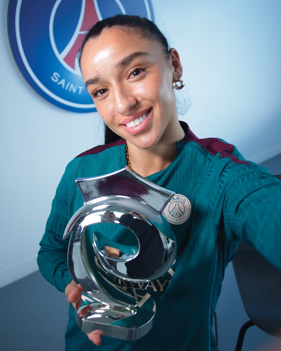 ArkemaPL's tweet image. 𝗟𝗲 𝘁𝗿𝗼𝗽𝗵𝗲́𝗲 𝗽𝗼𝘂𝗿 𝗦𝗮𝗸𝗶’ ! 🏆

Un mois de février 𝗽𝗹𝗲𝗶𝗻𝗲𝗺𝗲𝗻𝘁 𝗿𝗲́𝘂𝘀𝘀𝗶 &amp;amp; une récompense à la clé 🔑 

@SakinaKarchaoui est votre joueuse du mois 👏

#ArkemaPL