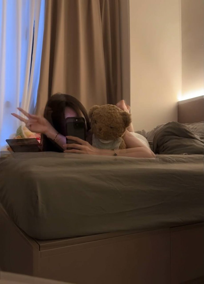Anne_dc18's tweet photo. 想接吻，想一点一点摩挲至你的唇间，用牙齿轻轻轻咬你的唇瓣，张嘴时舌头连带着口水粘腻的声音刺激着你的神经让你和我拥吻。想抱抱，跨坐在你的腿上让下面贴在你的小腹，鼻息互相缠绕，把头埋在我的颈窝，世界静地只能听见彼此喘息。你抱着我的腰往下按，我止不住的乱扭，然后你抬头眼神迷离地说想要我 https://t.co/mMNNNzlofu