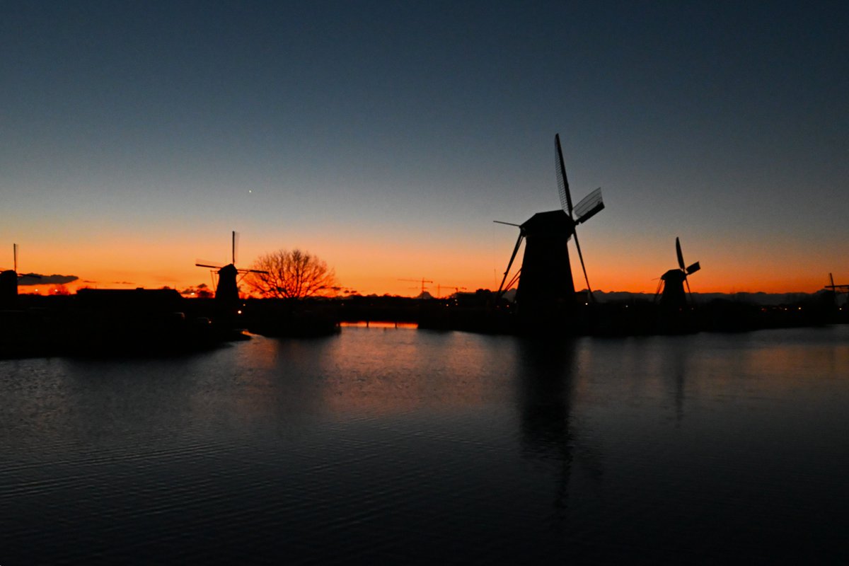 johan_klos's tweet photo. Goedenavond even mijn #nieuwe #camera #Nikon uitgeprobeerd maar de #instellingen nog even uitzoeken 
bij #kinderdijk na #zonsondergang en #zoekplaatje waar staat #venus #weerfoto https://t.co/OYUS67fes9