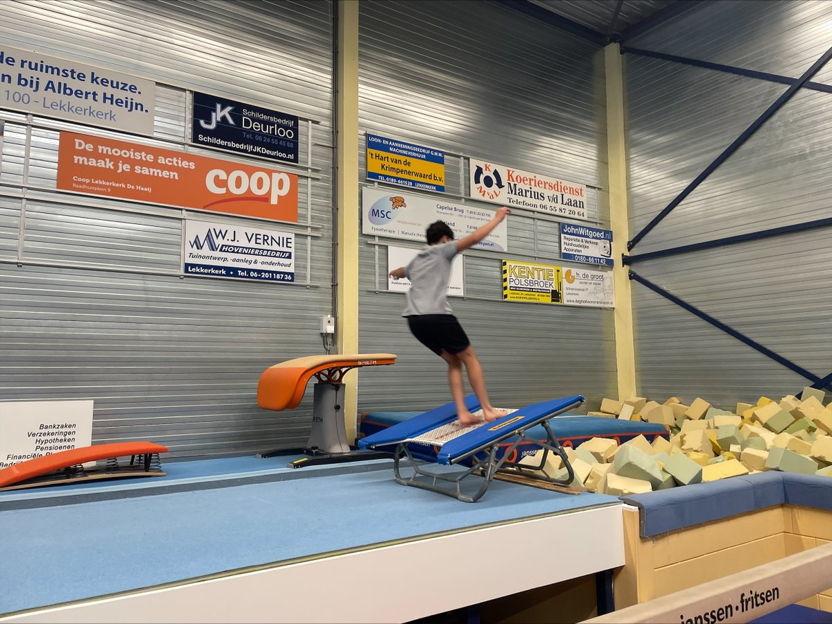 Naschoolse activiteiten....... naar de turnhal met 20 enthousiaste leerlingen.... Springend het weekend in!