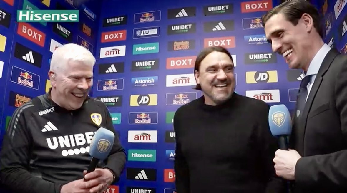 Get ya teeth out!! All smiles after a fantastic performance by the lads on Saturday! 
Thanks for having me LUFC TV

#lufc #LeedsUnited