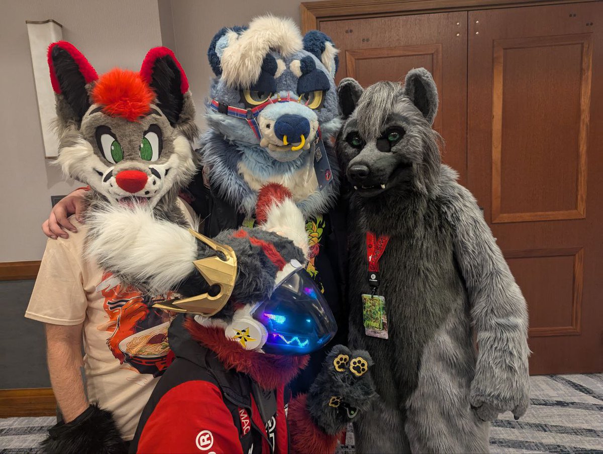 Amazing company at #pdfc2025!

#FursuitFriday #furryfandom #furries #fursuits #fursuiters #llmcostumes