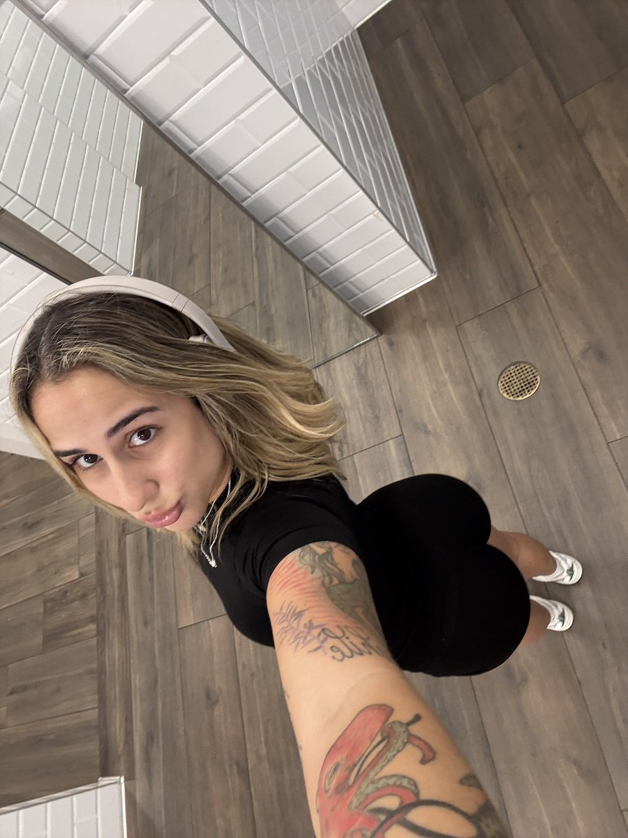 ellaaafterdark's tweet photo. Happy Friday 🖤🍑 https://t.co/qOrqup7A19
