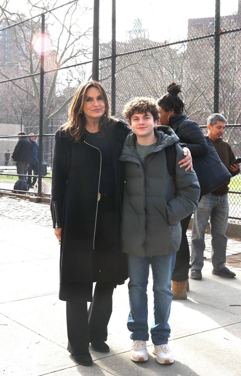 YazBitmesiin's tweet photo. Mariska on set with Ryan Buggle, March 14, 2025
#MariskaHargitay || #RyanBuggle || #SVU || https://t.co/8JuU4kW0N6
