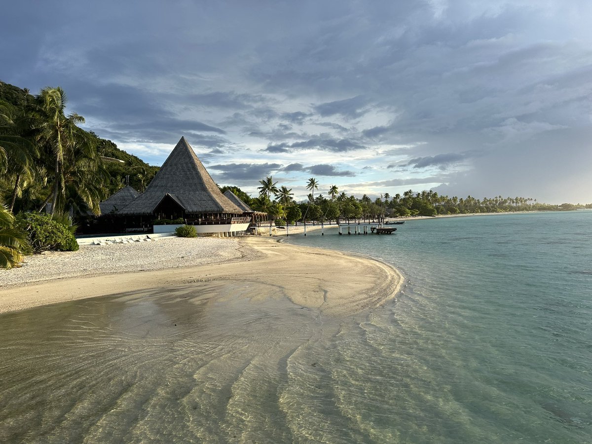 sleary18's tweet photo. Place is beautiful though #sofitel https://t.co/l0Zq4vDGtd
