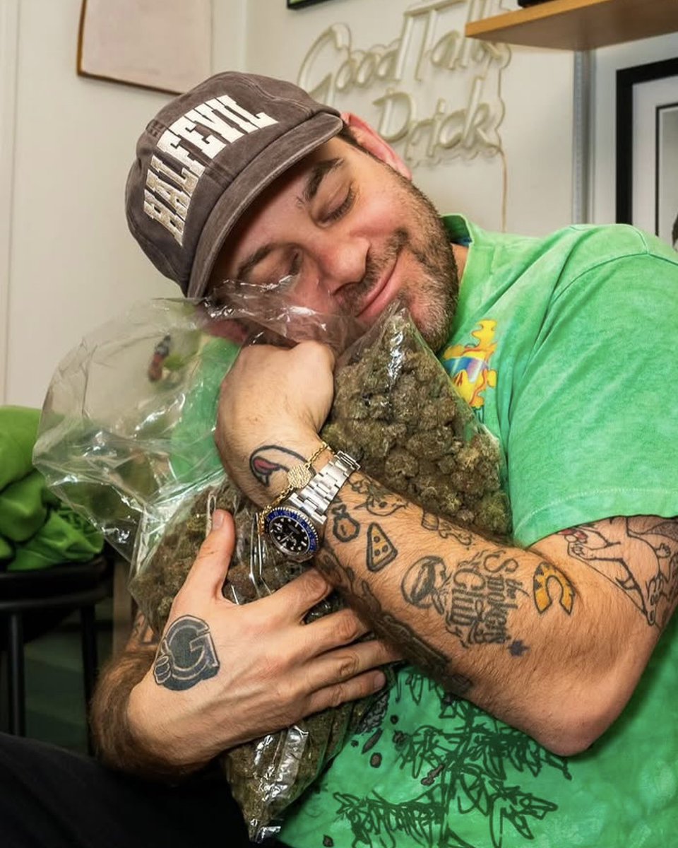 And people say true love doesn’t exist.. 😂🌲💚💚
#HappyFrieday #BringYaLungs 💨