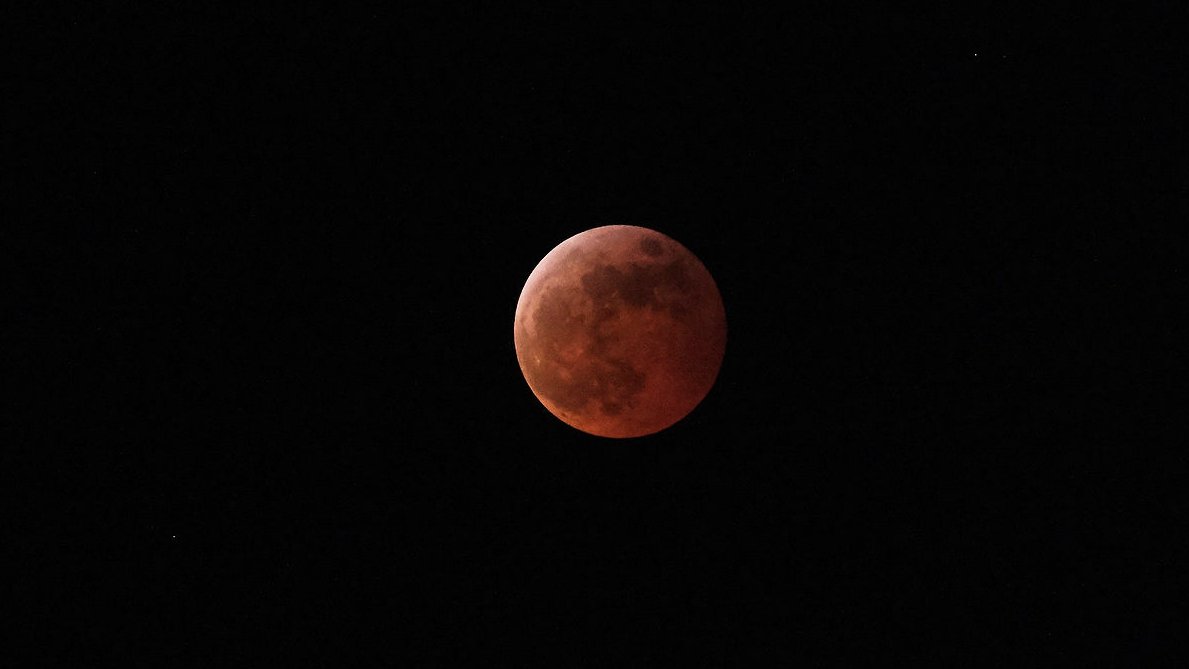 TravelingMooses's tweet photo. The blood moon - seen from Las Vegas, NV😍 #BloodMoon  #LasVegas #NaturePhotography https://t.co/NTmnCp5tRG