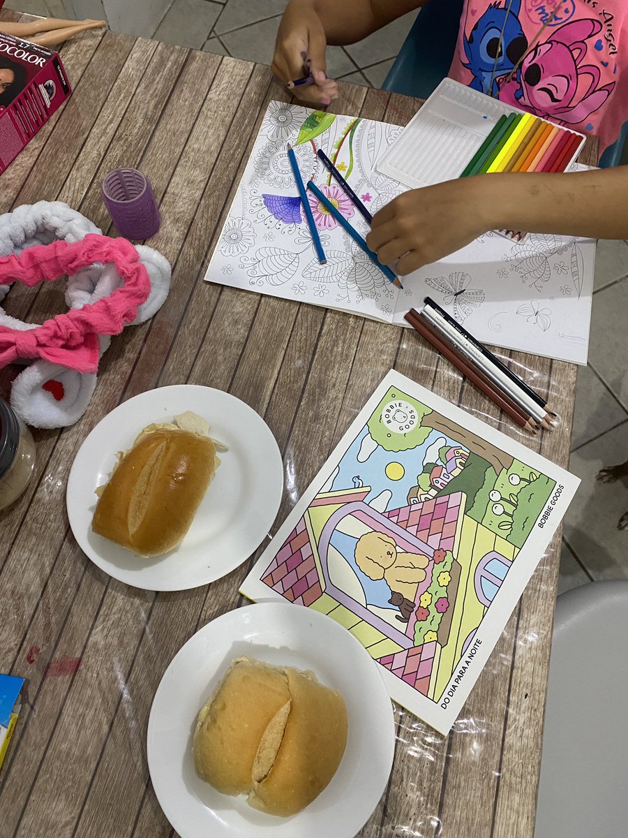 ratosfoofos's tweet photo. fiz cafe e pao pra criança agora vamo pinta juntas #QueroSerMae https://t.co/dIUOh0pjo6
