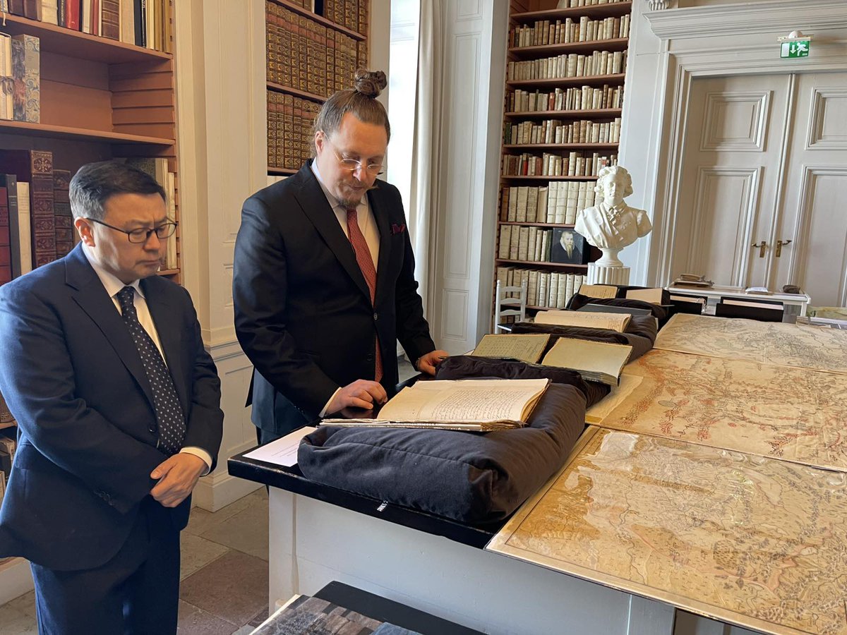 Элчин сайд Ц.Мөнх-Өлзий Уппсала хотноо ажиллах үеэрээ Шведийн Хөдөө аж ахуйн их сургуульд зочлон тус сургуулийн дэд ректор Пайр Форшлундтай уулзав.

stockholm.embassy.mn/post/4988