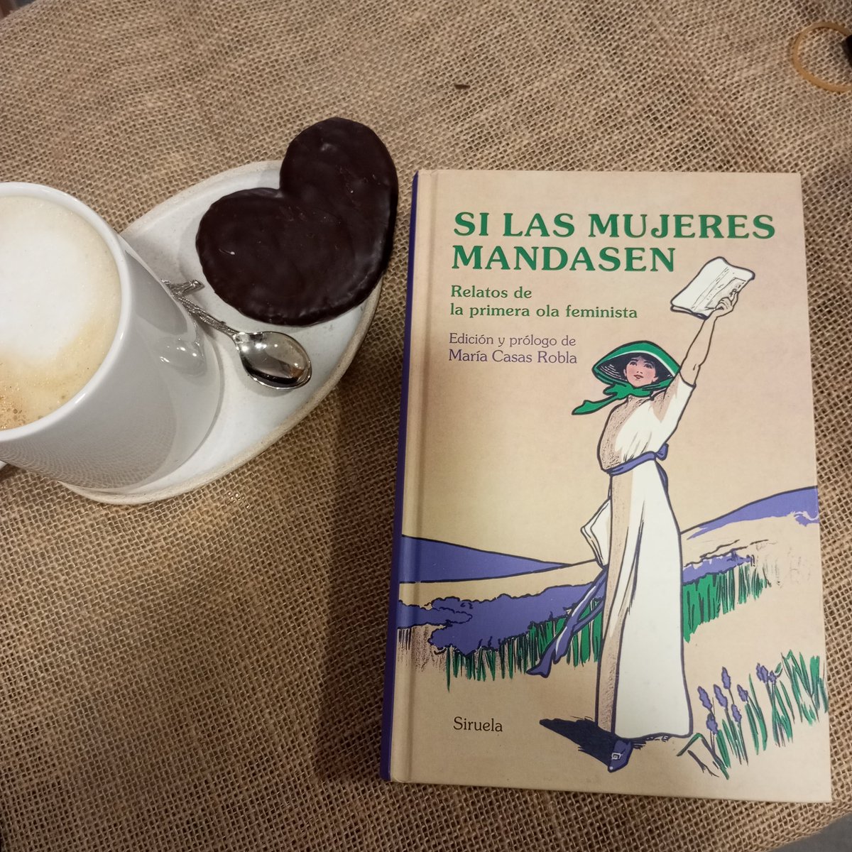 Tener una cafetería al lado de la librería, suele pasar esto. Y aprovecho la foto de postureo, para recomendaros este libro de <a href="/edicionesiruela/">Siruela</a> . Buen finde!!! Listo, publicación hecha🩵

#mujeres #mandar #silasmujeresmandaran #hombres #Igualdad