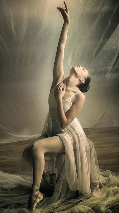 Aunque me abrace la tormenta
y me ahogue la densa bruma.

Aunque se esfume el horizonte
y deje de alumbrar la luna.

Aunque mis ojos no brillen
y se desvanezca mi sonrisa.

En mi alma bohemia,
siempre, siempre, bailará la poesía...

#ElefantesAmarillos