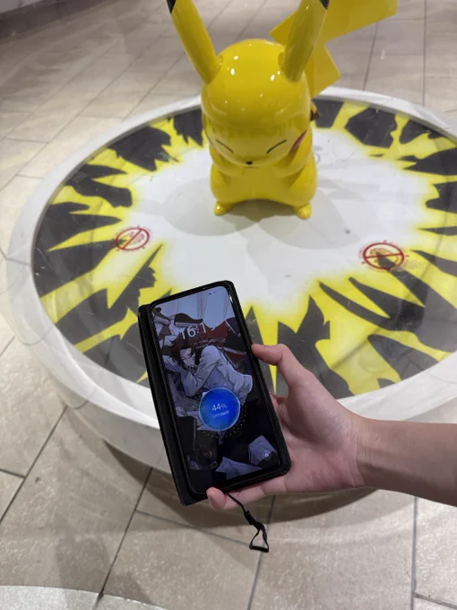 The pokemon center pikachu charged my phone for me omg sasuga japan(※no the pikachus do not have wireless charging, my phone was glitching) 